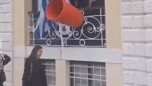 DEVOJKA ZADOBILA POVREDU GLAVE: Kamera zabeležila nezgodu tokom obeležavanja Vaskrsa, samo sekund nepažnje je bio dovoljan (VIDEO)