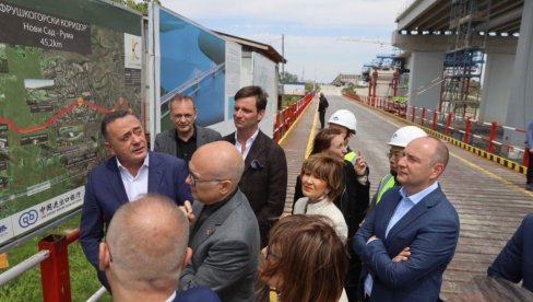 NAPREDUJU  NOVI MOSTOVI : Premijer Miloš Vučević u obilasku velikih gradilišta u Novom Sadu(FOTO)