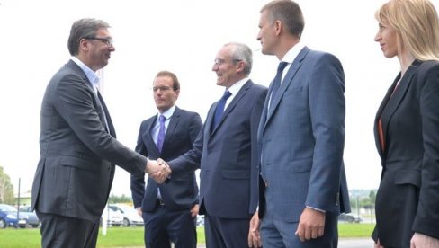 Predsednik Vučić otvara fabriku u Čačku: Srećan sam što podižemo GRAD PO GRAD! (FOTO) Predsednik Vučić otvara fabriku u Čačku: Srećan sam što podižemo GRAD PO GRAD! (FOTO)