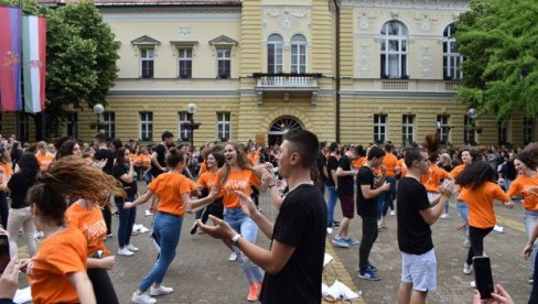 U Kikindi održana MATURANTSKA PARADA: Plesalo više od 300 devojaka i mladića! (FOTO)