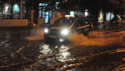 NEVREME U KRALJEVU: Automobili pod vodom