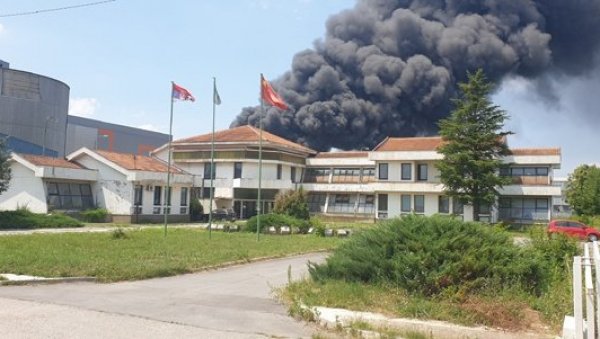 Букти у Шећерани: Запалила се пластика фирме за рециклажу