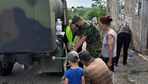 VOJSKA POSLALA CISTERNE: Pomaže vodosnabdevanje ugroženih opština