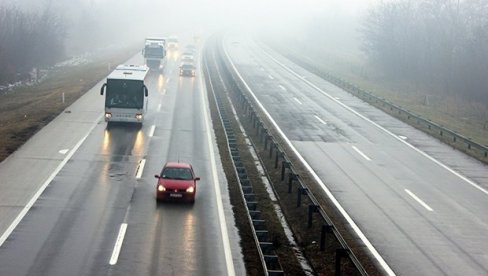 JAČI UDARI VETRA NA MOSTOVIMA, ZAHTEVNIJI USLOVI VOŽNJE ZBOG KIŠE: Na putevima kroz šumska područja ima polomljenog granja, vozači oprez