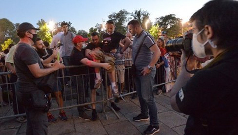 Međusobni obračun demonstranata, jedna osoba izbodena nožem (VIDEO)