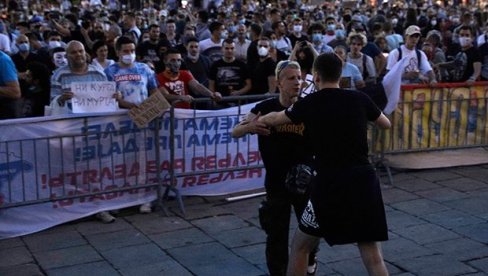 POLICIJA UHAPSILA OSUMNJIČENOG: Pogledajte snimak koji je nastao nakon međusobnog obračuna demonstranata (VIDEO)