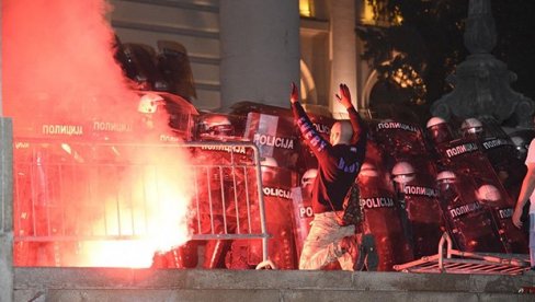 ЗАПАЛИО ПЕТ ПОЛИЦИЈСКИХ ВОЗИЛА ТОКОМ ПРОТЕСТА 2020. ИСПРЕД СКУПШТИНЕ: Изречена казна Вуку Тици