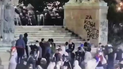 ТРЕНУТАК КАДА ХУЛИГАНИ КРЕЋУ НАПАД НА ПОЛИЦИЈУ, након чега је полиција била принуђена да реагује (ВИДЕО)