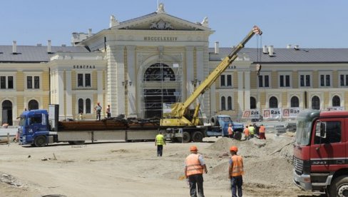 SPOMENIK STEFANU NEMANJI KOČI BRŽI ZAVRŠETAK RADOVA ISPRED STARE ŽELEZNIČKE STANICE: Novi rok za Savski trg 15. novembar