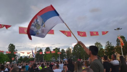 SLAVE PO SEKULINIM NOTAMA: Dan Državnosti Crnogorci obeležavaju duboko podeljeni i posvađani SLAVE PO SEKULINIM NOTAMA: Dan Državnosti Crnogorci obeležavaju duboko podeljeni i posvađani