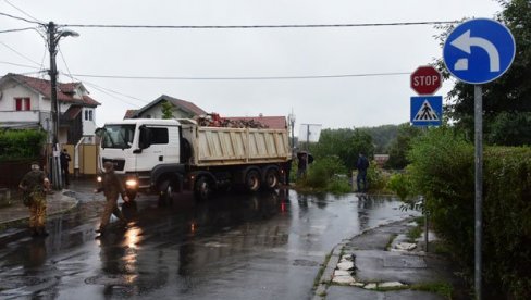 ОДЈЕКНУЛО ЈЕ КАО ДА ЈЕ БОМБА: Снимак са места где се преврнуо војни камион са тенком  (ФОТО/ВИДЕО)