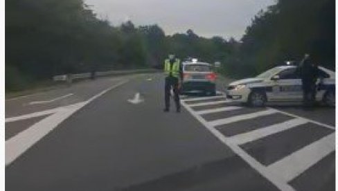 STRAVIČNA FOTOGRAFIJA NESREĆE NA IBARSKOJ: Mercedesu otkinut motor, druga kola prepolovljena (FOTO)