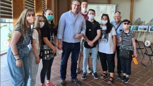 VUČIĆ U OBILASKU GOLUBAČKE TVRĐAVE: Najveće bogatstvo naše Srbije su ovi divni ljudi (FOTO)