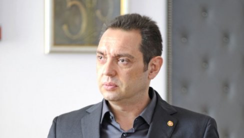 СИГАО ПОЗИВ РУСКОГ РУКОВОДСТВА: Вулин иде на Параду победе