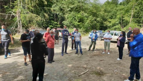 УНИШТЕНА РЕКА, ЕЛЕКТРАНА ДИВЉЕ ГРАЂЕНА: Гневни грађани Бара Краљских зауставили радове на градњи мале ХЕ