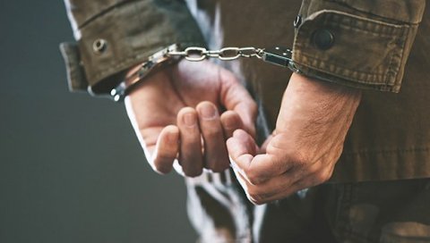 ПОЛИЦИЈСКА АКЦИЈА “ГНЕВ” У ЧАЧКУ: Мушкарац ухапшен са три кесице семенки марихуане