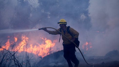 POŽA KOD TREBINJA: Vatra odbijena od kuća, gori u dva kraka