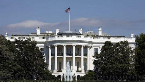 ИНЦИДЕНТ У ВАШИНГТОНУ: Комбијем ударио барикаде испред Беле куће (ФОТО)