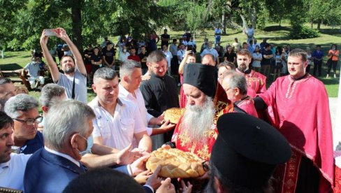 СЕЋАЊЕ НА ЈАСЕНОВАЧКЕ ЖРТВЕ: Откривена спомен-плоча са именима јасеновачких мученика Пожарничке парохије