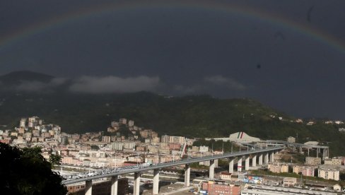 У ЛУЦИ У ЂЕНОВИ ЗАПЛЕЊЕНЕ ТАШНЕ: 20.000 ташни фалсификата луксузних марки