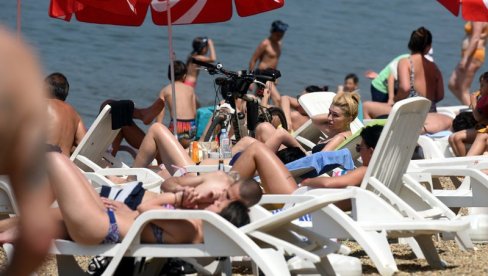 SRBI POHRLILI NA KUPALIŠTA: Plaže na jezerima krcate, ipak postoji jedna velika opasnost