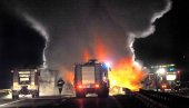 DRAMATIČNE SCENE NA AUTO-PUTU: Izgorela prikolica kamiona kod Novih Banovaca, samo pukom srećom niko nije stradao