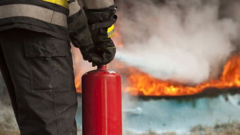 POŽAR U BATAJNICI: Povređena žena dok je pokušavala da ugasi vatru