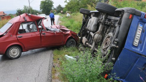 TEŽAK SUDAR KOD KRALJEVA: Mercedes se silovito zakucao u zastavu, pa sleteo u kanal! (FOTO/VIDEO)