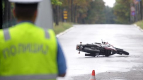 TEŠKA SAOBRAĆAJNA NESREĆA KOD PARAĆINA: Sudar motora i automobila, preminuo motociklista