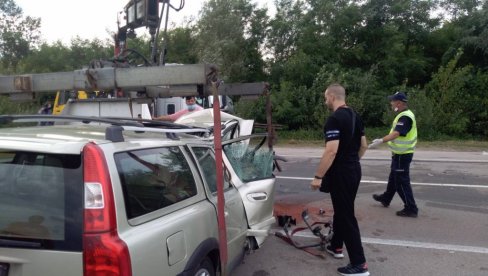 ПРВЕ ФОТОГРАФИЈЕ СА МЕСТА УДЕСА: Чеони судар однео један живот, двојица возача повређена