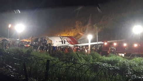 AVION SE PREPOLOVIO: Uništen prednji deo, najmanje 15 mrtvih prilikom prinudnog sletanja (VIDEO)