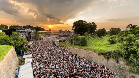 Концерти за људе на рубу глади ПРОЈЕКАТ ЛАЈФ СТРИМ НА ПЕТРОВАРАДИНСКОЈ ТВРЂАВИ ОД 3.  ДО 6. СЕПТЕМБРА