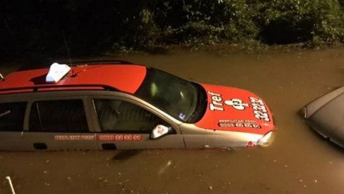 NEVEROVATNE SLIKE IZ KRALJEVA: Automobili plivaju, za samo 3 sata palo 20 litara kiše po kvadratu (FOTO/VIDEO)