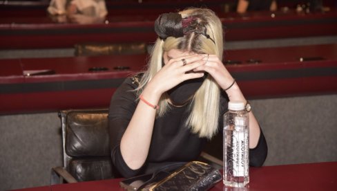NOSILA MAJČIN ŠEŠIR NA GLAVI: Vila Pajkić u crnini na komemoraciji, jedan detalj je rastužio sve prisutne (FOTO) NOSILA MAJČIN ŠEŠIR NA GLAVI: Vila Pajkić u crnini na komemoraciji, jedan detalj je rastužio sve prisutne (FOTO)