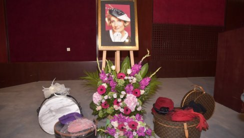 ISPOD ISIDORINE SLIKE NEŠTO ŠTO JE IMALO POSEBNI ZNAČAJ: Detalj sa komemoracije privukao pažnju, predmeti nose jaku simboliku ISPOD ISIDORINE SLIKE NEŠTO ŠTO JE IMALO POSEBNI ZNAČAJ: Detalj sa komemoracije privukao pažnju, predmeti nose jaku simboliku