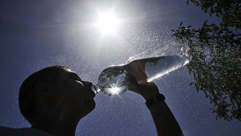 ИЗБЕГНИТЕ ДЕХИДРАТАЦИЈУ ПОМОЋУ ОВИХ 5 САВЕТА: Тропски дани se настављају, а ево како да унесете довољно течности