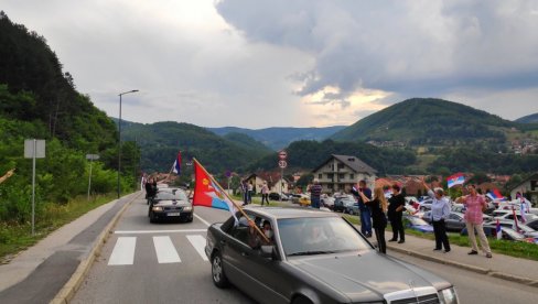 BJELOPOLJCI BRANE SVETINJE: Velika auto-litija u Bijelom Polju, narod srdačno dočekao povorku (FOTO/VIDEO)