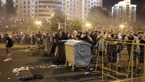 (VIDEO) ORUŽANA OTMICA UŽIVO: Demonstranti u Belorusiji zaustavili i izbacili vozača šlepera, pa blokirali saobraćaj