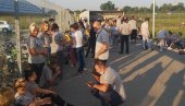 ŠTRAJK ZBOG ŽRTAVA KORONE: Protest radnika u Magna sitingu u Odžacima ŠTRAJK ZBOG ŽRTAVA KORONE: Protest radnika u Magna sitingu u Odžacima