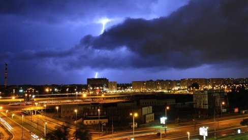 POSLE TOPLIH DANA STIŽE VREMENSKI OBRT: Temperatura pada i za 10 stepeni, a ovi delovi Srbije biće na udaru pljuskova i grmljavine