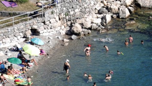 HRVATI POBESNELI ZBOG TURISTA: Jedna stvar im posebno ide na živce, pokrenula se i rasprava na internetu