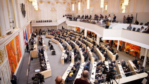 AUSTRIJA ZABILA PRST U OKO SRBIMA: Jednoglasno usvojena sramna rezolucija o Srebrenici AUSTRIJA ZABILA PRST U OKO SRBIMA: Jednoglasno usvojena sramna rezolucija o Srebrenici