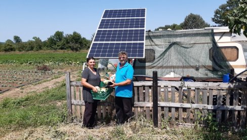 DOMAĆINI ZA PRIMER: Sami instalirali solarni panel, pa sad baštu zalivaju suncem