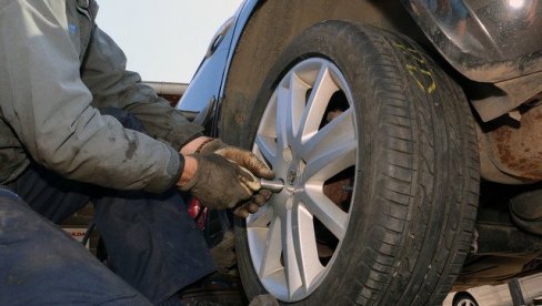 СТРУЧЊАК ДАЈЕ ОДГОВОР: Шта је исплативије кад се пробуши гума, замена или крпљење
