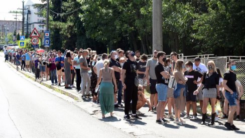 SNIMAK ZABELEŽEN ISPRED TORLAKA: Građani formirali kilometarsku kolonu (VIDEO)