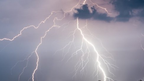 GROM OBORIO DESET IGRAČA NA STADIONU U KLUPCIMA KOD LOZNICE!  Jedan lakše povređen, drugi na aparatima?