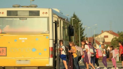 KORONA VREBA ĐAKE U PREVOZU: Pandemija donela glavobolju u RS pred početak nove školske godine