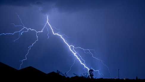 GROM UDARIO NA PLAŽI U OHRIDU: Četiri osobe povređene, najmanje 13 se javilo lekaru