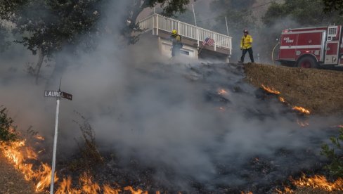 БЕСНЕ ПОЖАРИ У КАЛИФОРНИЈИ: 10.000 ватрогасаца у борби са ватреном стихијом, најмање пет жртава, хиљаде евакуисане,