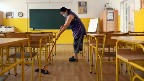 KAKO ĆE ŠKOLE DA OBEZBEDE POJAČANO ODRŽAVANJE HIGIJENE: Tetkica ima malo, a posla duplo više (FOTO)